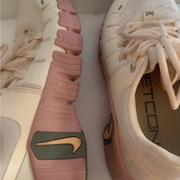 Nike Metcon 5 Women's Athletic Shoes for gym in Cream and Pink - Picture 8 of 8